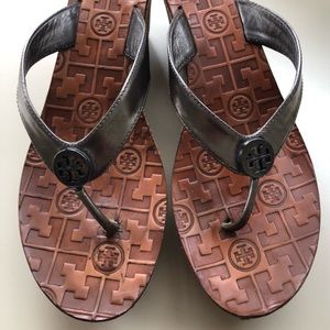 TORY BURCH Thora Silver Patent Leather Wedge Flip Flop Thong Shoes 9